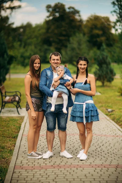 Big famify îmbrăcat în blugi — Fotografie, imagine de stoc