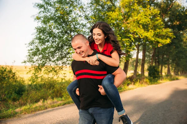 En kärlekshistoria i en sagoskog med en kille och en tjej. Ungdom i naturen — Stockfoto