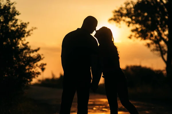 Het verhaal van de liefde. Koppel op de zonsondergang. silhouet — Stockfoto