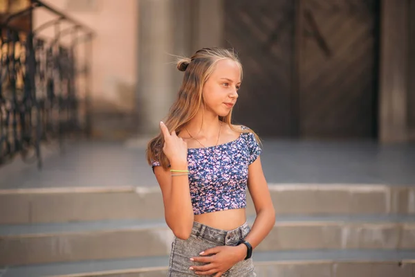 Teenage female in a summer time spend time near the art school — Stock Photo, Image