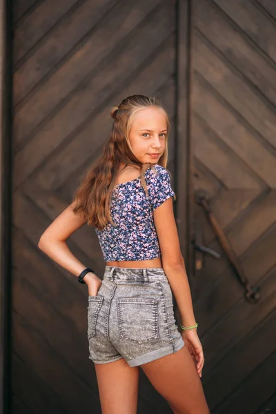 Tiener vrouw in een zomer tijd in de buurt van de kunstacademie — Stockfoto