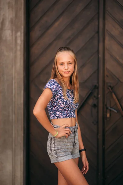 Tiener vrouw in een zomer tijd in de buurt van de kunstacademie — Stockfoto