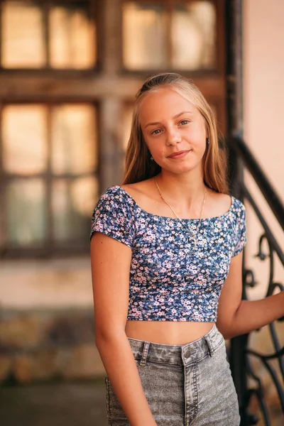 Tiener vrouw in een zomer tijd in de buurt van de kunstacademie — Stockfoto