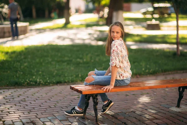 Genç Genç kız bankta oturur — Stok fotoğraf