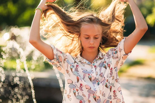 Rubia Adolescente Una Blusa Rubia Jugando Con Pelo Fondo Una —  Fotos de Stock