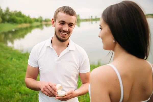 Mann macht einem Mädchen einen Heiratsantrag. schenkt ihr einen Ring für die Verlobung — Stockfoto