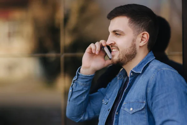 Hamdsome beard man taking a call on his phone — Stock Photo, Image