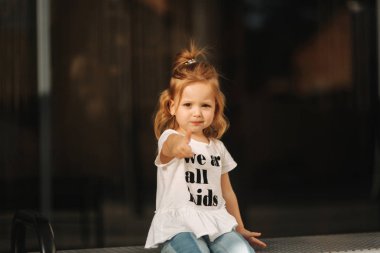 güzel küçük kız şehirde eğleniyor. Bütün çocuklar olduğumuzu