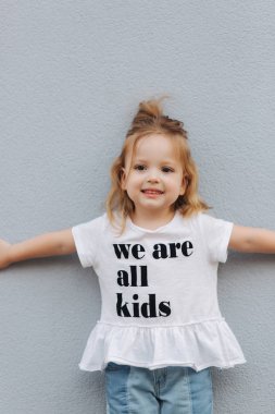 Küçük kız şehirde eğleniyor. Bütün çocuklar olduğumuzu