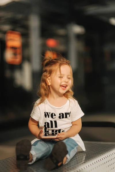 Little Girl Sitting Benches Using Phone — Stock Photo, Image