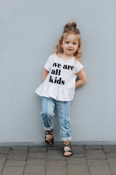 Küçük kız şehirde eğleniyor. Bütün çocuklar olduğumuzu