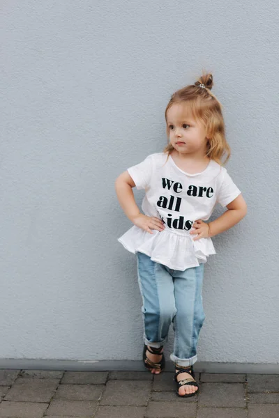 Grappige meisje met plezier in de stad. Wij zijn alle kinderen — Stockfoto