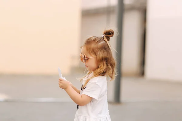 Funny little girl having fun in the city. we are all kids — Stock Photo, Image