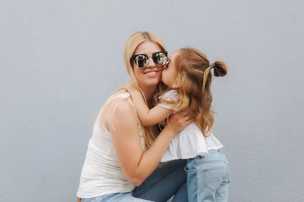 Madre e hija afuera en la ciudad. jugando y divirtiéndose. Moda feliz madre e hija divirtiéndose juntas en la ciudad —  Fotos de Stock