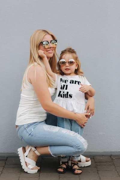 Glückliche Mutter und ihre kleine Tochter am Sommertag — Stockfoto