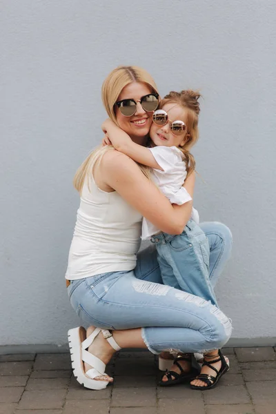 Mutlu anne ve küçük kızı yaz gün — Stok fotoğraf