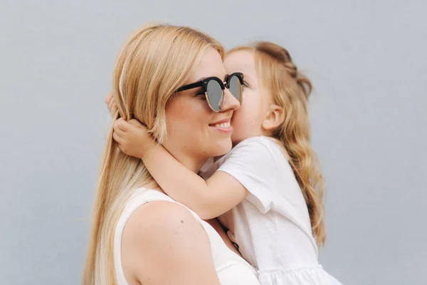 Mãe feliz e sua filhinha no dia de verão — Fotografia de Stock