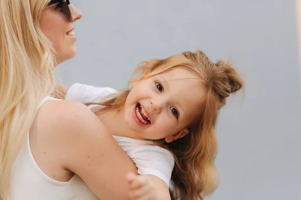 Glückliche Mutter und ihre kleine Tochter am Sommertag — Stockfoto