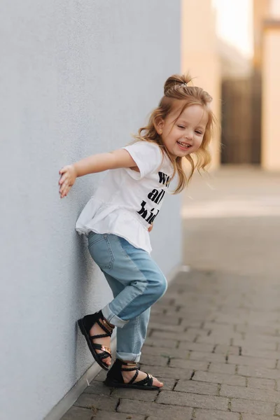 Mooi meisje met plezier in de stad. Wij zijn alle kinderen — Stockfoto