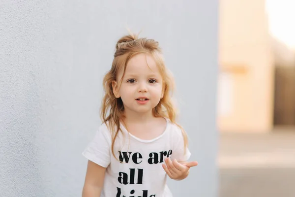 Mooi meisje met plezier in de stad. Wij zijn alle kinderen — Stockfoto