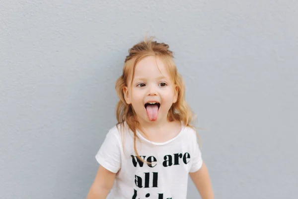 Beautiful little girl having fun in the city. we are all kids — Stock Photo, Image