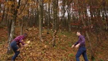 Sevgi dolu bir çift atmak birbirlerine bırakır. ağır çekim