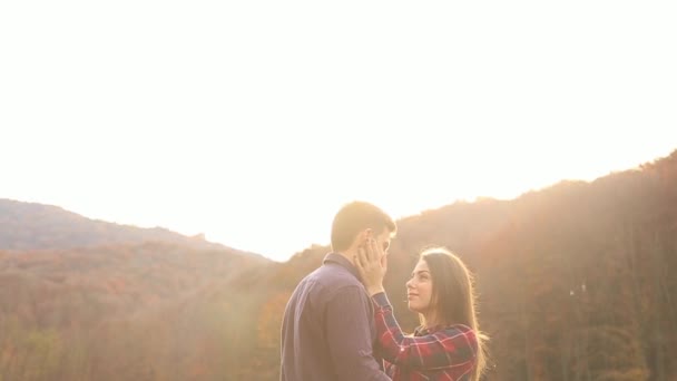 Um casal amoroso caminha no outono no parque. Uma história de amor num dia ensolarado de Outono. câmara lenta — Vídeo de Stock