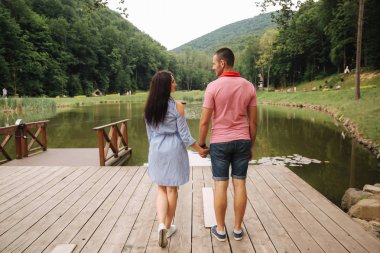 Güzel çift göl yakınındaki parkta yürüyüş