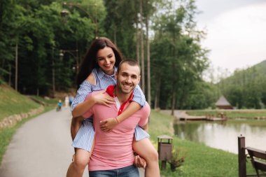 Bir adam ve bir kız romantik bir atmosferde hoşlanıyoruz