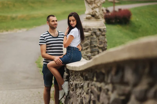 Jovem casal apaixonado passar tempo juntos — Fotografia de Stock