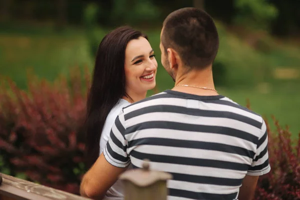 Young couple in love spending time together and sit on the bench — Stock Photo, Image