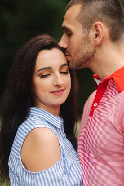 Хлопець і дівчина насолоджуються один одним в романтичній атмосфері — стокове фото