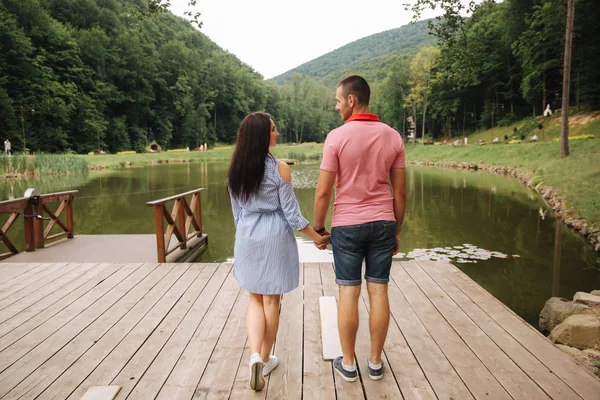 Güzel çift göl yakınındaki parkta yürüyüş