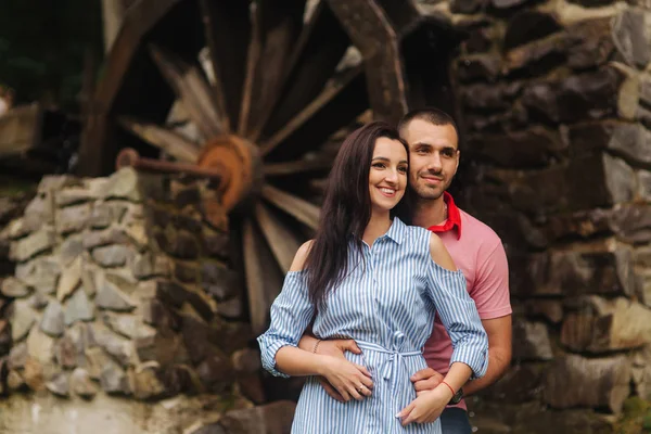 Mädchen umarmt Kerl und lächelt — Stockfoto