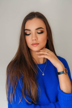 Model makyaj göstermek için gözleri kapalı