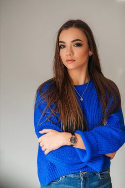 İçinde genç gülümseyen güzel kadın portresi