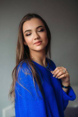 Model makyaj göstermek için gözleri kapalı