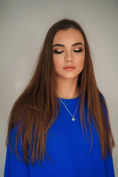 Model makyaj göstermek için gözleri kapalı