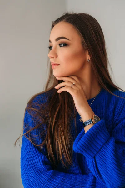 İçinde genç gülümseyen güzel kadın portresi