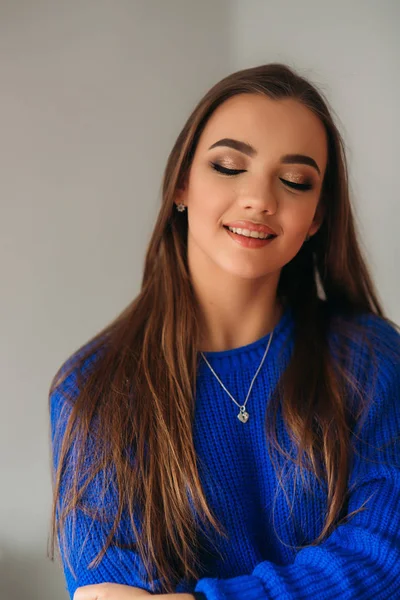 Model makyaj göstermek için gözleri kapalı