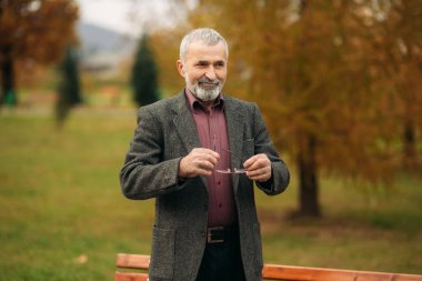 Bir gözlük takan büyük bakımlı sakallı dede