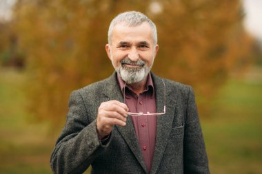 Bir gözlük takan büyük bakımlı sakallı dede