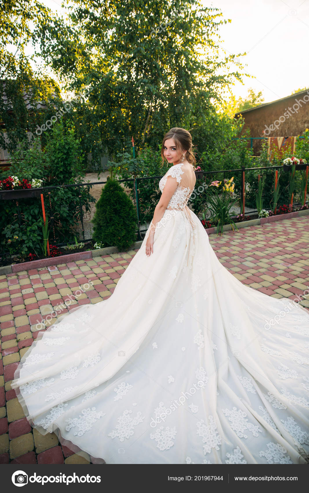 Jeune Fille En Robe De Mariée Dans Le Parc Posant Pour Le