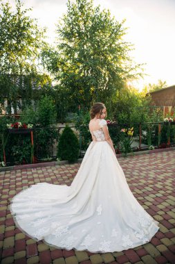 Genç kız gelinlik fotoğrafçısına poz Park