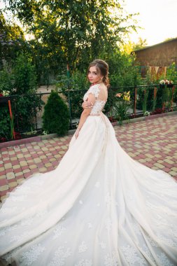 Genç kız gelinlik fotoğrafçısına poz Park. Güneşli havalarda, yaz.