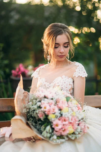 Jong meisje in trouwjurk in park poseren voor de fotograaf — Stockfoto