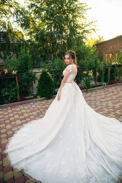 Genç kız gelinlik fotoğrafçısına poz Park