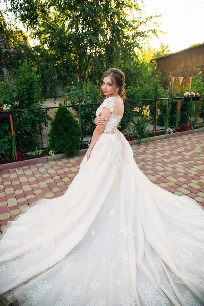 Genç kız gelinlik fotoğrafçısına poz Park. Güneşli havalarda, yaz.