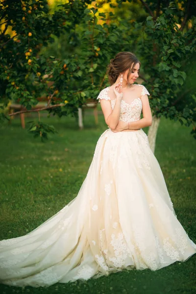 Gelinlik kız. Bahçe içinde güzel kız