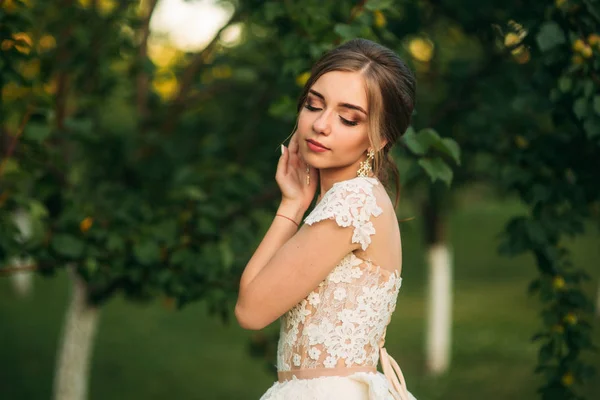 Дівчина у весільній сукні. Красива дівчина в саду — стокове фото